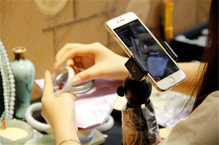 防疫期营销受阻，商场直播卖首饰、建群卖货渡